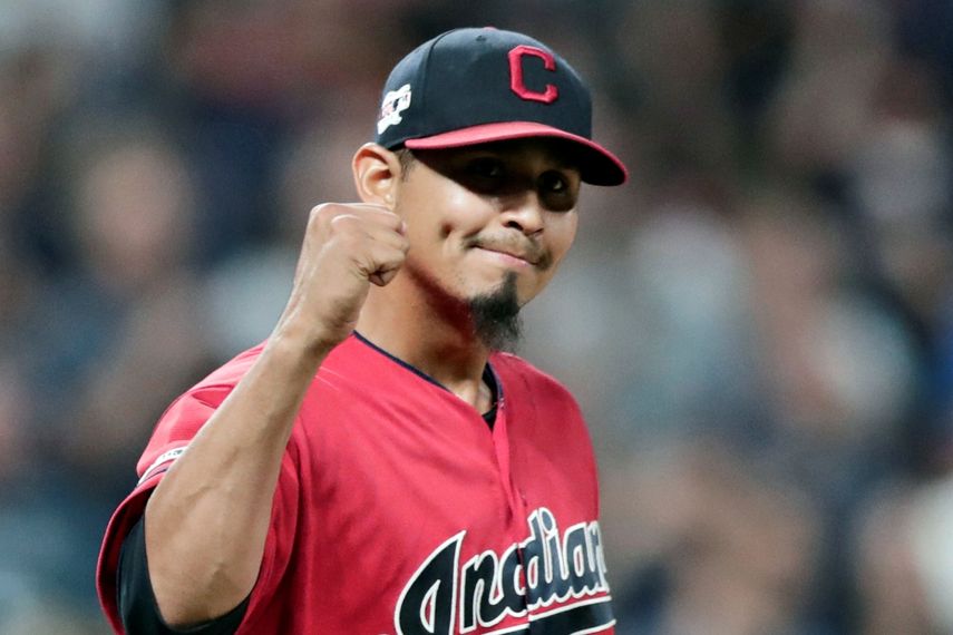 En esta fotograf&iacute;a del 20 de septiembre de 2019, el lanzador de los Indios de Cleveland, Carlos Carrasco, celebra la victoria del equipo por 5-2 sobre los Filis de Filadelfia en Cleveland