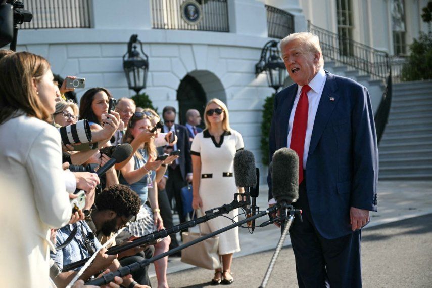 El presidente Donald Trump habla con los reporteros en las afueras de la Casa Blanca, Washington D.C.