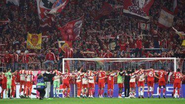 Jugadores del Bayern Múnich celebran con su afición luego de clasificar a las semifinales de la Champions League, el 15 de abril de 2026.