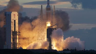 El viaje de la nave orbital no tripulada comenzó con un despegue al amanecer presenciado por miles de personas invitadas por la NASA.