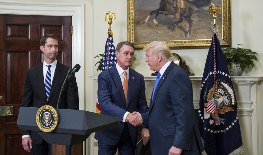El presidente de EEUU, Donald Trump avala la Ley de Reforma de la Inmigración Estadounidense , junto a los senadores republicanos Tom&nbsp;Cotton&nbsp;(i) y David&nbsp;Perdue&nbsp;(c), de Arkansas y Georgia, respectivamente, en un acto en la Casa Blanca hoy.