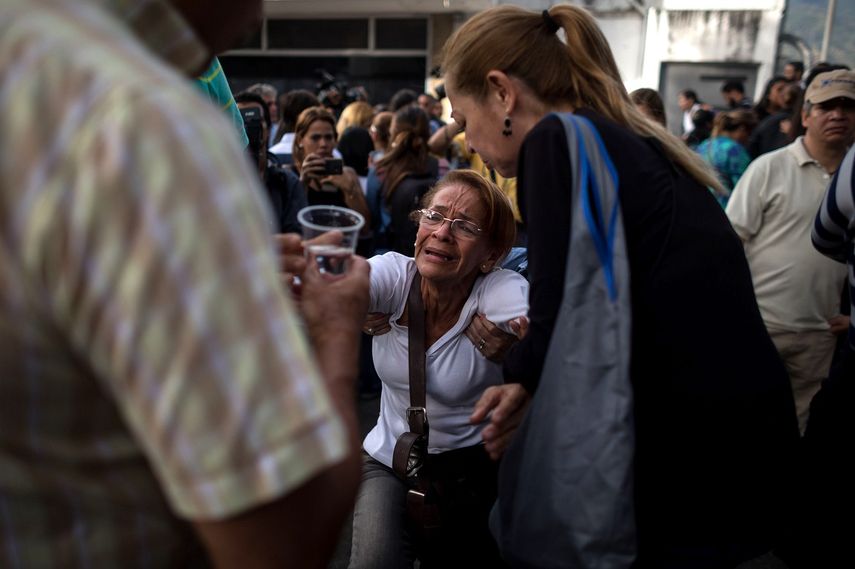 Ilesa Marisela Torres, madre de Daniel Enrique Soto Torres, uno de los compañeros de&nbsp;Oscar&nbsp;Pérez, llora en las inmediaciones de la morgue de Caracas este viernes 19 de enero del 2018.&nbsp;