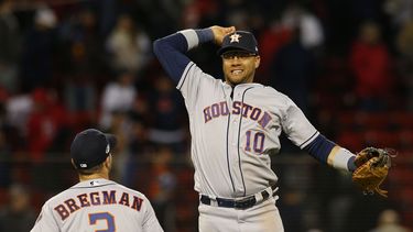 Con Gurriel, de 34 años, en el lado izquierdo del cuadro interior o en la segunda base, Tyler White puede convertirse en inicialista.