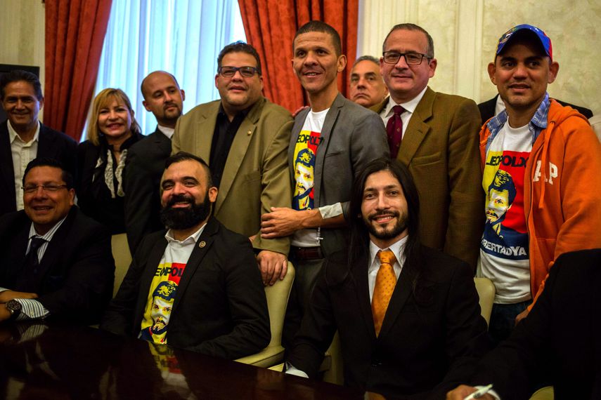 Prieto y Caro, llegaron al Legislativo acompañados de otros de sus compañeros&nbsp;liberados con medidas cautelares, como el exalcalde de San Cristóbal Daniel Ceballos y Raúl Emilio Baduel, hijo del exministro de Defensa del fallecido presidente Hugo Chávez, Raúl Isaías Baduel (2006-2007).