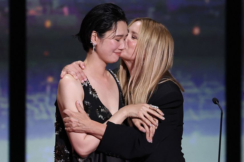 La actriz japonesa Tao Okamoto (izquierda) y la actriz belga Virginie Efira celebran en el escenario tras ganar ex aequo el premio a la Mejor Actriz por la película Soudain (De repente) durante la ceremonia de clausura de la 79ª edición del Festival de Cine de Cannes en Cannes, al sur de Francia, el 23 de mayo de 2026.