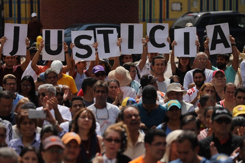 Venezolanos respaldan la presidencia de Juan Guaidó y claman justicia.&nbsp;