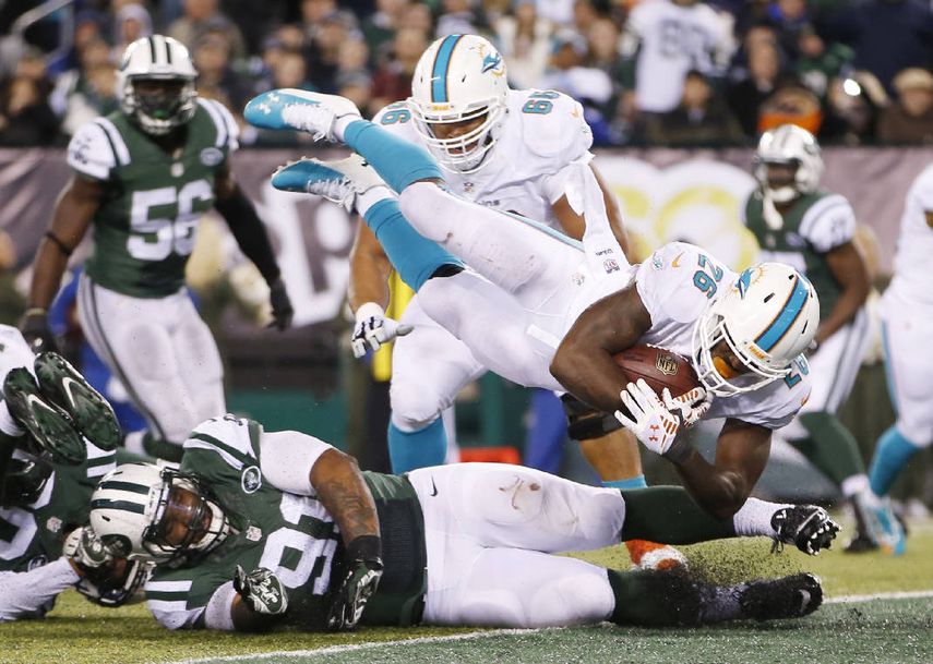 La defensiva de los Dolphins no logró frenar a los Jets en la primera mitad. (CORTESÍA)