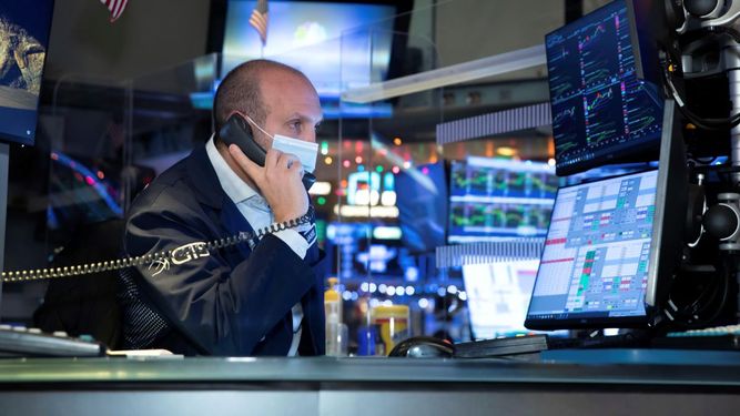 El especialista James Denaro en el piso de remate de Wall Street.