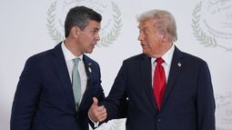 El presidente de Estados Unidos, Donald Trump, saluda al presidente de Paraguay, Santiago Peña, durante una cumbre sobre Gaza en Sharm el-Sheij el 13 de octubre de 2025. El Congreso de Paraguay aprobó el 10 de marzo de 2026 un acuerdo con Estados Unidos que permite la presencia de personal militar estadounidense en el país sudamericano con inmunidad similar a la diplomática, algo que la oposición criticó como una cesión de soberanía. El presidente de Estados Unidos, Donald Trump, saluda al presidente de Paraguay, Santiago Peña, durante una cumbre sobre Gaza en Sharm el-Sheij el 13 de octubre de 2025. El Congreso de Paraguay aprobó el 10 de marzo de 2026 un acuerdo con Estados Unidos que permite la presencia de personal militar estadounidense en el país sudamericano con inmunidad similar a la diplomática, algo que la oposición criticó como una cesión de soberanía.