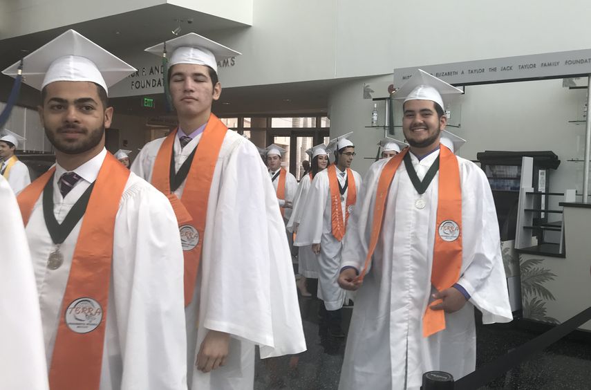 Alumnos del centro educacional especializado TERRA Environmental Research Institute se dirigen al podio del Adrienne Arsht Center Ziff Opera House, para recibir sus diplomas de graduación.