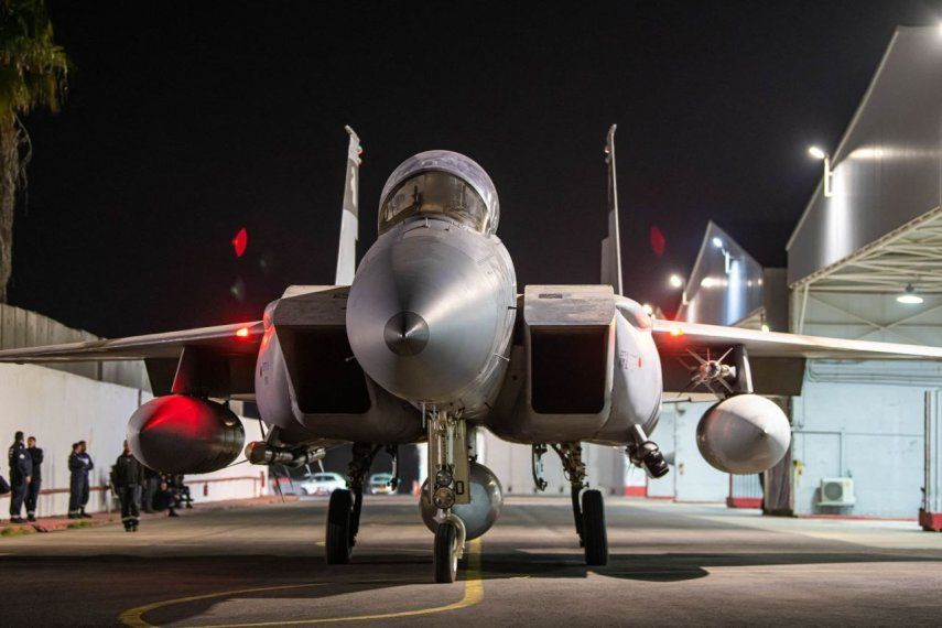 Esta imagen publicada por el ejército de Israel el 26 de octubre de 2024 muestra un avión de combate israelí saliendo de un hangar en un lugar no revelado de Israel.