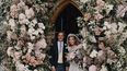 En esta fotografía publicada por las Comunicaciones Reales de la princesa Beatriz y Edoardo Mapelli Mozzi, la princesa británica Beatriz y Edoardo Mapelli Mozzi se paran en la puerta de la Capilla Real de Todos los Santos en Royal Lodge, Windsor, Inglaterra, después de su boda el sábado 18 de julio de 2020. 