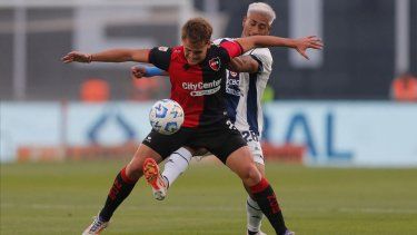 El atacante Mateo Silvetti, del Newells, defiende el balón en un partido, el 15 de diciembre de 2024.