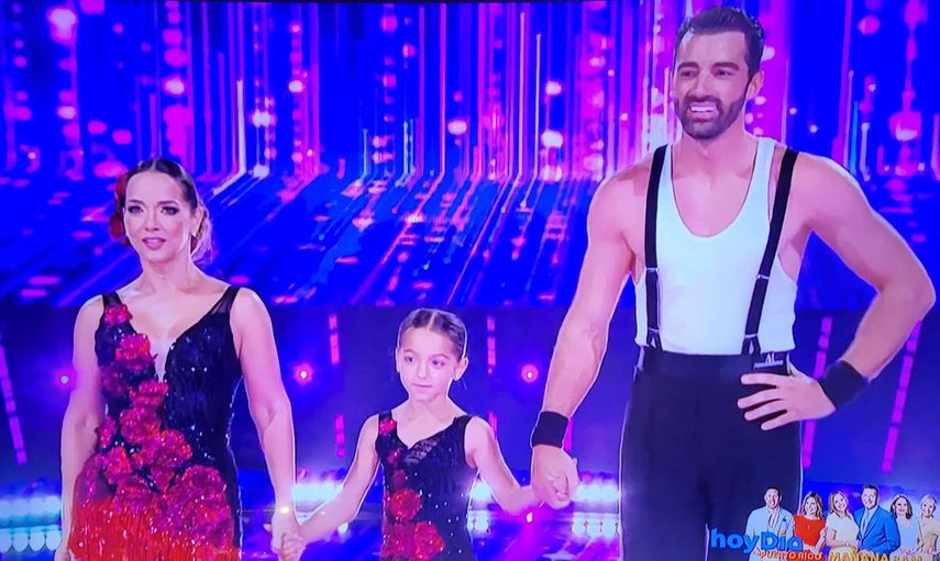 Adamari López, Toni Costa y su hija Alaïa protagonizaron un emotivo baile en televisión. La familia bailó anoche en el programa Así se baila, de Telemundo.&nbsp;