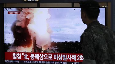 Un soldado surcoreano observa una pantalla de televisión en la que se transmite un programa noticioso que reporta sobre el lanzamiento de proyectiles norcoreanos con una imagen de archivo en una estación de tren de Seúl, Corea del Sur, el sábado 24 de agosto de 2019.