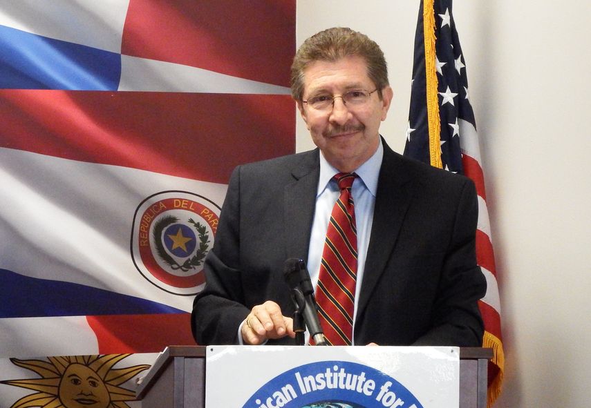 El director del Instituto Interamericano por la Democracia, Carlos S&aacute;nchez Berza&iacute;n.
