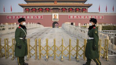 Los guardias con máscaras sanitarias en la Puerta Tiananmen, cerca de la Plaza Tiananmen, en Beijing, el 27 de enero del 2020. 