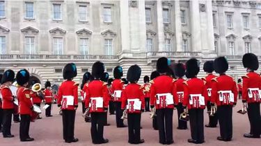 Los guardias - que siempre son serios y permanecen inmóviles durante-, son relevados de un modo muy especial, acompañados por una banda musical militar (Foto: Captura Vídeo Youtube)