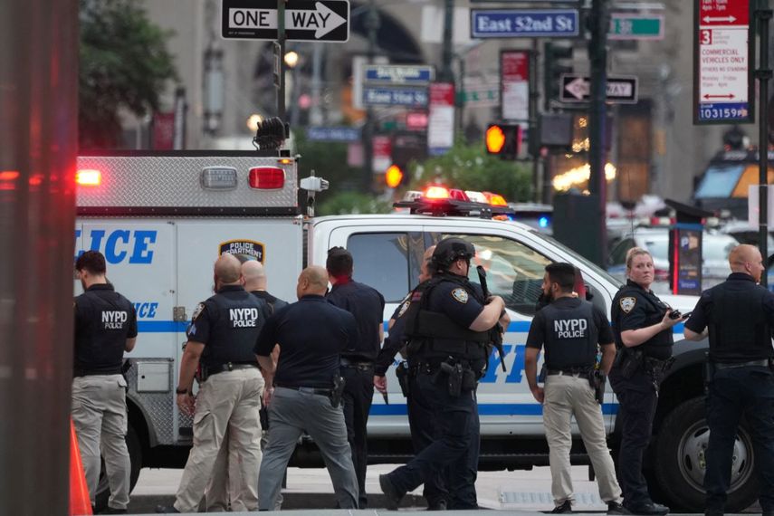 Oficiales del Departamento de Policía de Nueva York (NYPD) responden a un incidente en el barrio de Midtown Manhattan, Nueva York, el 28 de julio de 2025. La policía investiga un incidente con un tirador activo, según informó el alcalde de Nueva York, Eric Adams, en X (anteriormente Twitter). El NYPD recomienda a los residentes evitar las inmediaciones de la calle 52 Este, entre Park Avenue y Lexington Avenue.