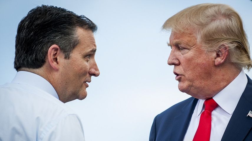 El senador por Texas, Ted Cruz (i), dijo que apoya a Trump (d) porque el año pasado prometió apoyar al candidato republicano.