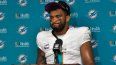 El mariscal de campo de los Dolphins de Miami, Tua Tagovailoa, habla con los reporteros después de un juego contra los Bills de Búfalo, el domingo 1 de octubre de 2023.