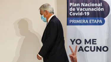 El presidente Sebastián Piñera camina tras haber observado la primera inyección de la vacuna contra COVID-19 en el Hospital Metropolitano de Santiago, Chile.