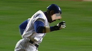Momento en el que el dominicano Sammy Sosa corre con la bandera de los Estados Unidos en un juego de MLB, tras el atentado del 11 de septiembre de 2001