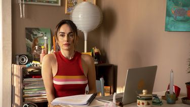 En esta imagen proporcionada por ViX muestra a Ana de la Reguera en una escena de la serie Ana.