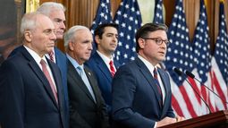 El presidente de la Cámara de Representantes, Mike Johnson, durante una conferencia de prensa en el Capitolio y escoltado por congresistas republicanos. El presidente de la Cámara de Representantes, Mike Johnson, durante una conferencia de prensa en el Capitolio y escoltado por congresistas republicanos.