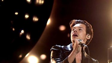 En esta imagen publicada el 14 de marzo, Harry Styles se presenta en el escenario durante la 63a Entrega Anual de los GRAMMY en el Centro de Convenciones de Los Ángeles en Los Ángeles, California y se transmite el 14 de marzo de 2021. &nbsp;
