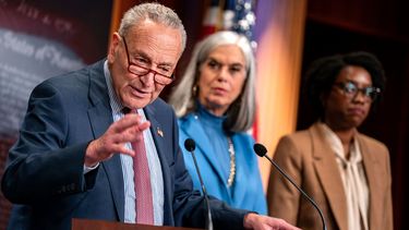 El líder de los demócratas en el Senado Chuck Schumer en una conferencia de prensa.
