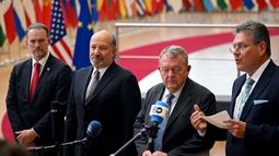 El representante de Comercio de Estados Unidos Jamieson Greer (extremo izquierdo) y a su lado el secretario de Comercio estadounidense&nbsp; Howard Lutnick durante una conferencia de prensa en Bruselas, Bélgica.