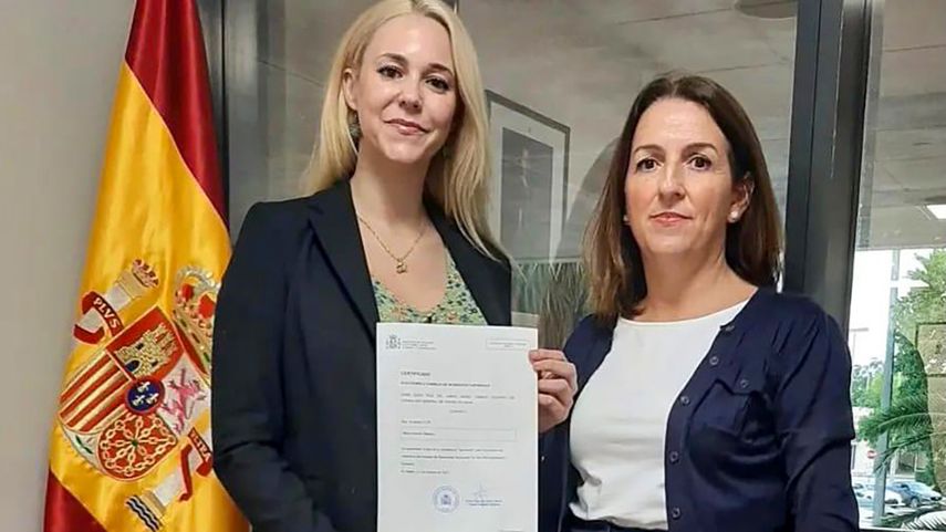 La abogada María Herrera Mellado (izq.) presenta candidatura ante la cónsul adjunta de España en Miami, Sofía Ruiz Del Árbol Moro.