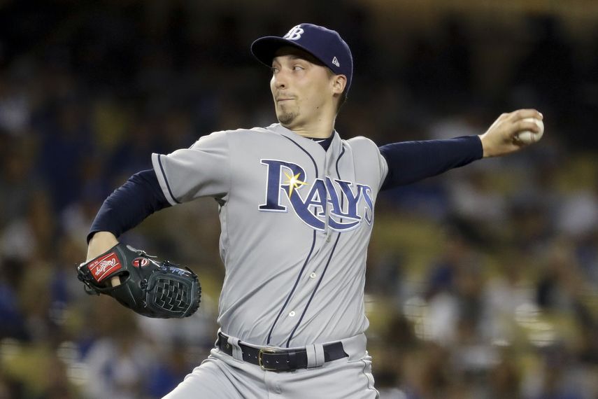 En esta foto del 17 de septiembre de 2019, Blake Snell de los Rays de Tampa Bay lanza contra los Dodgers de Los Ángeles. 