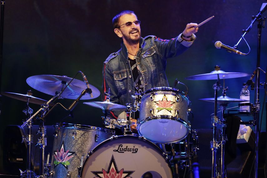 Ringo Starr toca en un concierto para celebrar el 50 aniversario de Woodstock en Bethel, Nueva York, el 16 de agosto de 2019. Starr dio positivo a COVID-19 por lo que tuvo que reprogramar varios de sus conciertos en Canadá con su All Starr Band.