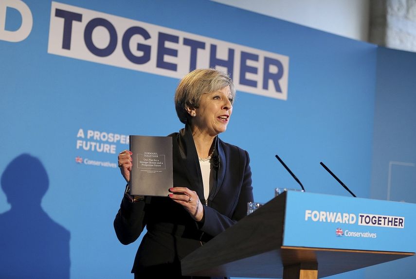 La primera ministra británica y líder del Partido Conservador,&nbsp;Theresa&nbsp;May, presenta el manifiesto de su partido en un acto celebrado en el centro The Arches, en Halifax.