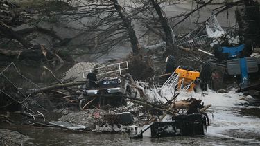 Una foto muestra vehículos volcados y árboles destrozados tras la inundación causada por una crecida repentina en el río Guadalupe en Kerrville, Texas, el 5 de julio de 2025.&nbsp;