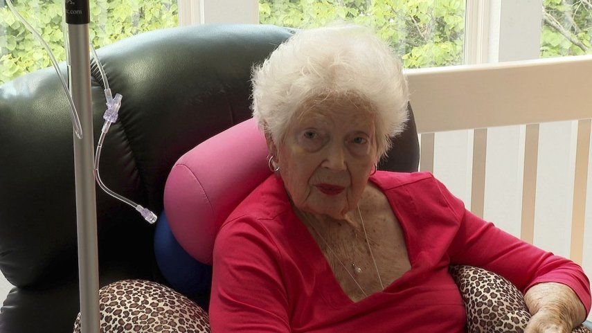 Sue Fleming, de 88 años y de High Ridge, Missouri, quien estuvo entre más de 40 personas que se enfermaron de listeriosis por un brote vinculado a carne marca Boars Head. Foto tomada el 8 de agosto del 2024 en su casa en High Ridge, Missouri.