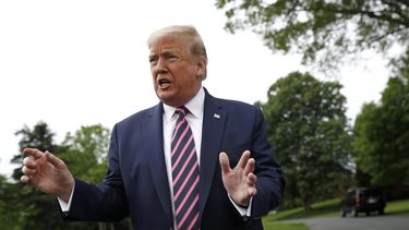 El presidente Donald Trump habla con periodistas en el Jardín Sur de la Casa Blanca, antes de abordar el Marine One para su viaje a Arizona.    