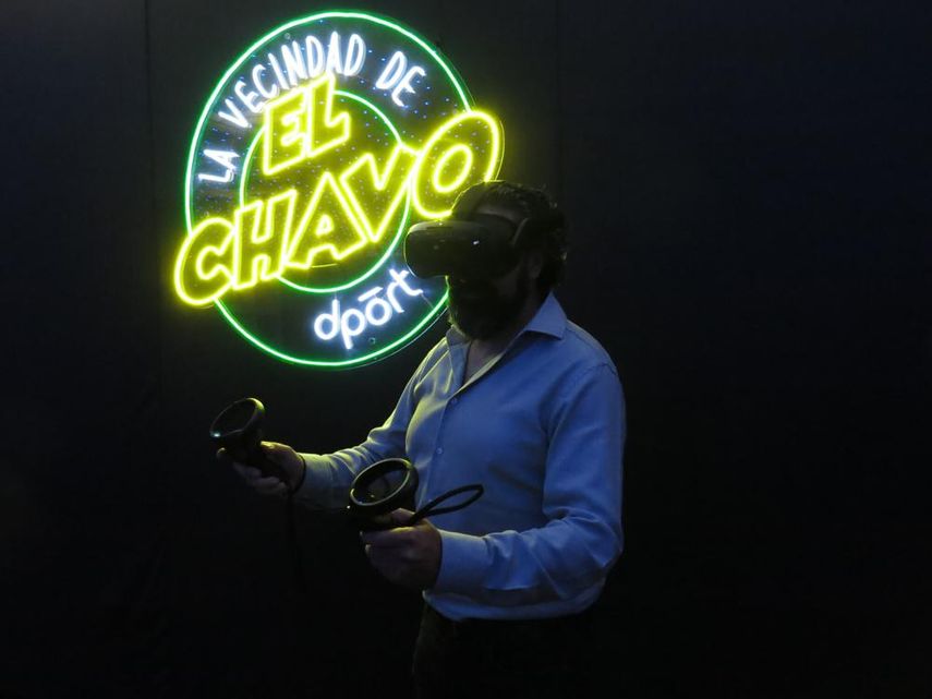 Sergio Ramírez, director general de Demiurgo y dPrt, usa equipo de realidad virtual en la exposición inmersiva La Vecindad de El Chavo dPrt el miércoles 6 de julio de 2022 en la Ciudad de México. La exposición incluye objetos históricos, arte y una sección de realidad virtual que permite a los visitantes recorrer e interactuar por la famosa locación de la serie de comedia mexicana El Chavo del 8.&nbsp;
