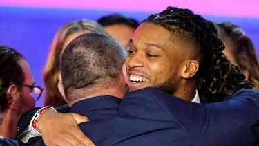 Damar Hamlin, de los Bills de Buffalo, abraza a los médicos y otros trabajadores que le salvaron la vida y que fueron reconocidos el jueves 9 de febrero de 2023, en Phoenix&nbsp;