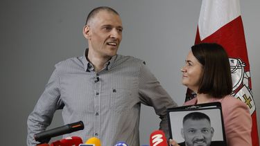 La líder opositora bielorrusa exiliada Svetlana Tikhanovskaya (derecha) y su esposo Sergei Tikhanovsky, activista opositor bielorruso liberado de una prisión bielorrusa, reaccionan durante una conferencia de prensa en Vilnius, Lituania, el 22 de junio de 2025
