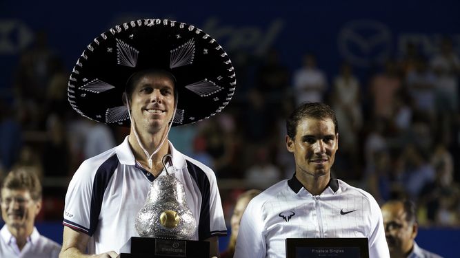 El estadounidense Sam Querrey (izquierda) superó a Nadal (derecha) en una hora y 34 minutos. 