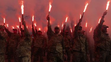 Soldados del batallón Azov de Ucrania encienden bengalas durante una manifestación para exigir la liberación de los prisioneros de guerra ucranianos que se encuentran cautivos en Rusia, en la Plaza de la Independencia en Kiev, Ucrania, el domingo 28 de julio de 2024.&nbsp;