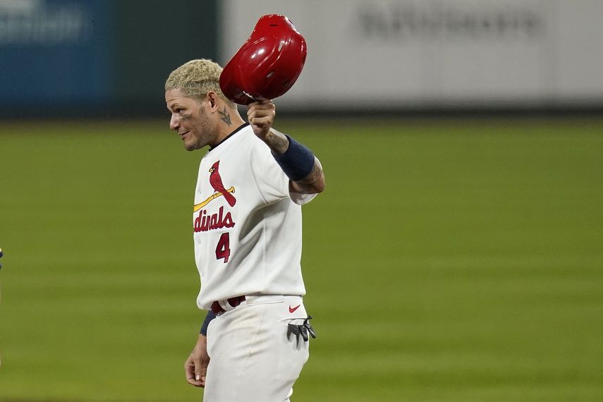 Yadier Molina, de los Cardenales de San Luis, celebra&nbsp;luego de conectar su hit n&uacute;mero 2.000 el jueves 24 de septiembre de 2020, en un juego ante los Cerveceros de Milwaukee.