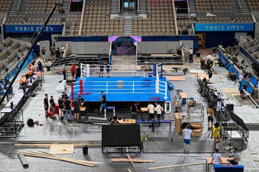 Trabajadores preparan un ring de boxeo antes de las finales de los Juegos Olímpicos de París, el 5 de agosto de 2024.