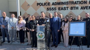 George Fuente, jefe del Departamento de Policía de Hialeah, toma la palabra en el evento.&nbsp;