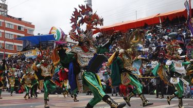 Un grupo de danzantes participa en la tradicional Diablada durante el Carnaval de Oruro, Bolivia, el s&aacute;bado 22 de febrero de 2020. El carnaval inici&oacute; con una procesi&oacute;n cat&oacute;lica de miles de danzantes y m&uacute;sicos hacia un templo donde los devotos adoran a la Virgen Mar&iacute;a, una peregrinaci&oacute;n colorida y multitudinaria que se prolongar&aacute; hasta la madrugada del domingo.&nbsp;