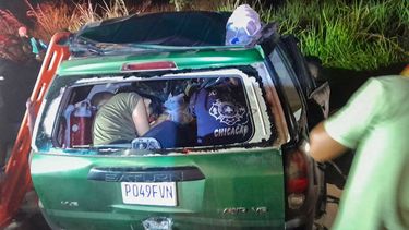 Esta imagen publicada por la oficina de prensa de Bomberos Municipales Departamentales muestra a los bomberos trabajando para rescatar a las víctimas después de un accidente en el municipio de Chicacao, departamento de Suchitepéquez, Guatemala, el 3 de febrero de 2024. &nbsp;