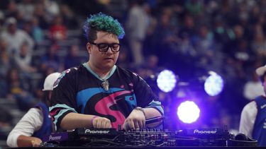 El DJ Slushii durante su presentación en el medio tiempo del partido de la NBA entre los 76ers de Filadelfia y los Nuggets de Denver el 8 de noviembre de 2019, en Denver.